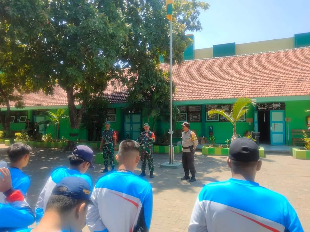 Bhabinkamtibmas Polsek Nganjuk Kota Berikan Pelatihan Tata Upacara Bendera di MAN 2 Nganjuk