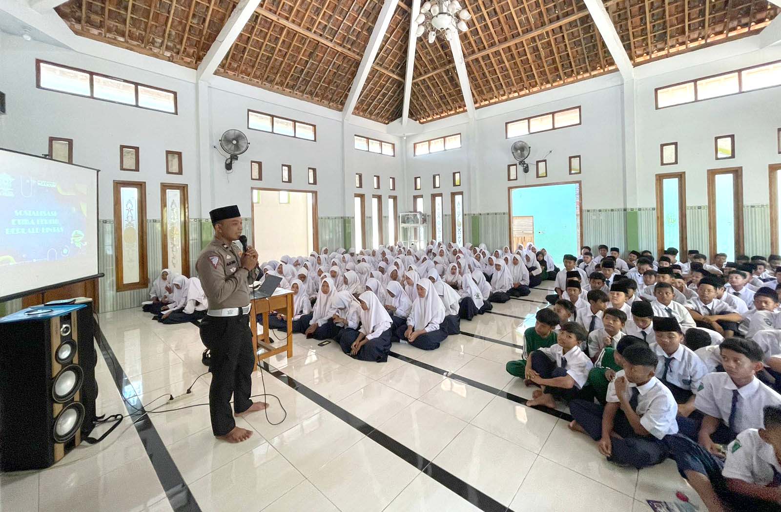 Polsek Warujayeng Beri Penyuluhan Etika Berkendara dan Bahaya Narkoba di MTsN 2 Nganjuk