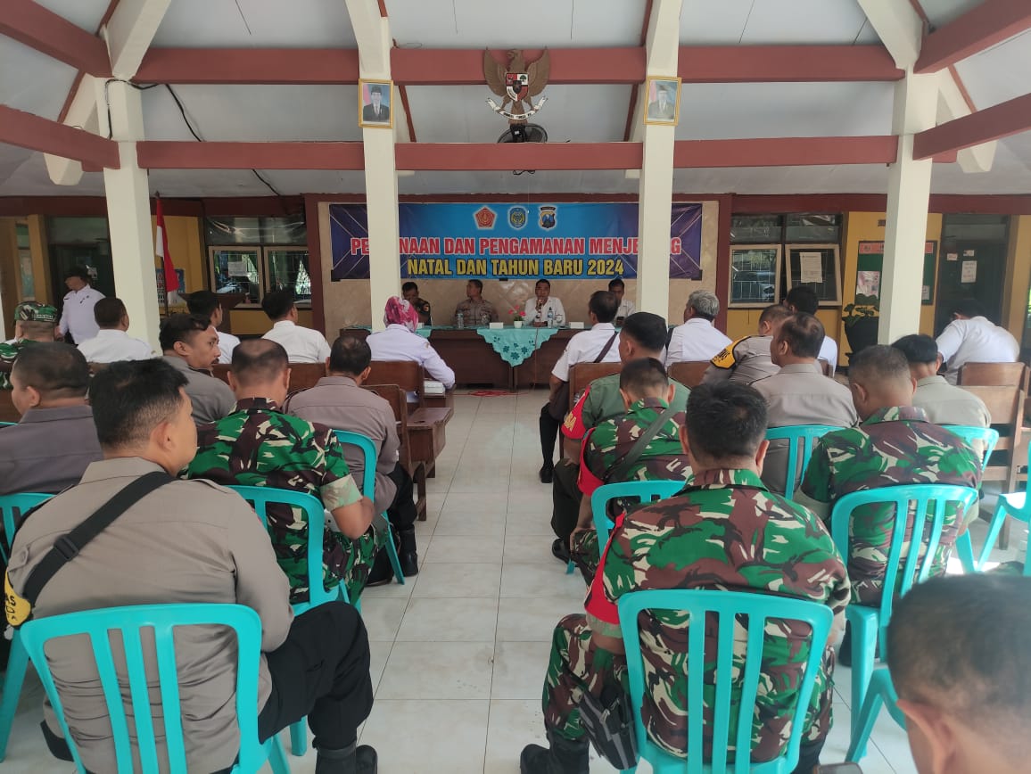 Kapolsek Nganjuk Kota Bersama Forpimcam Giat Pembinaan dan Pengamanan Menjelang Natal dan Tahun Baru 2024