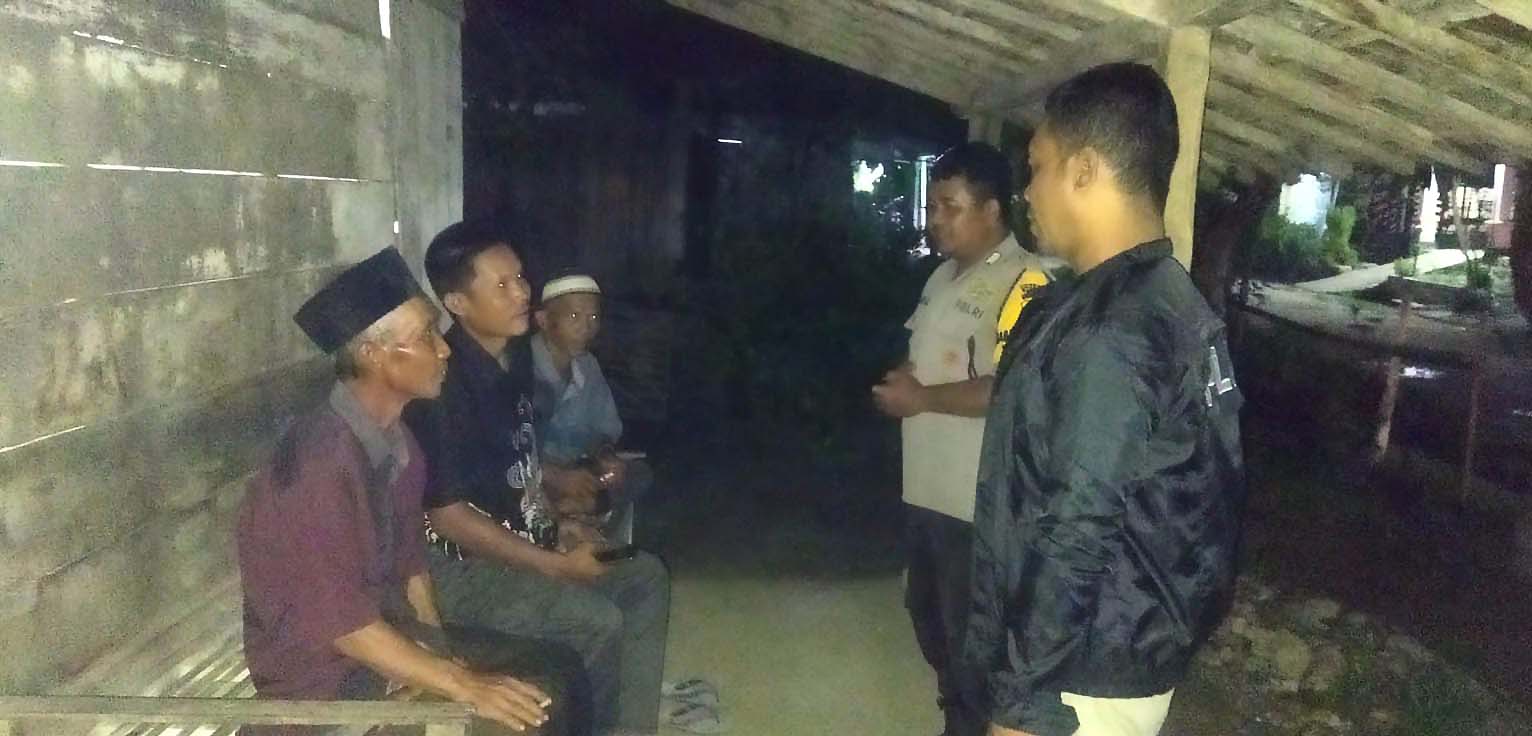 Patroli Perkampungan Di malam Hari, Petugas Patroli Polsek Jatikalen berdialogis Dengan Warga