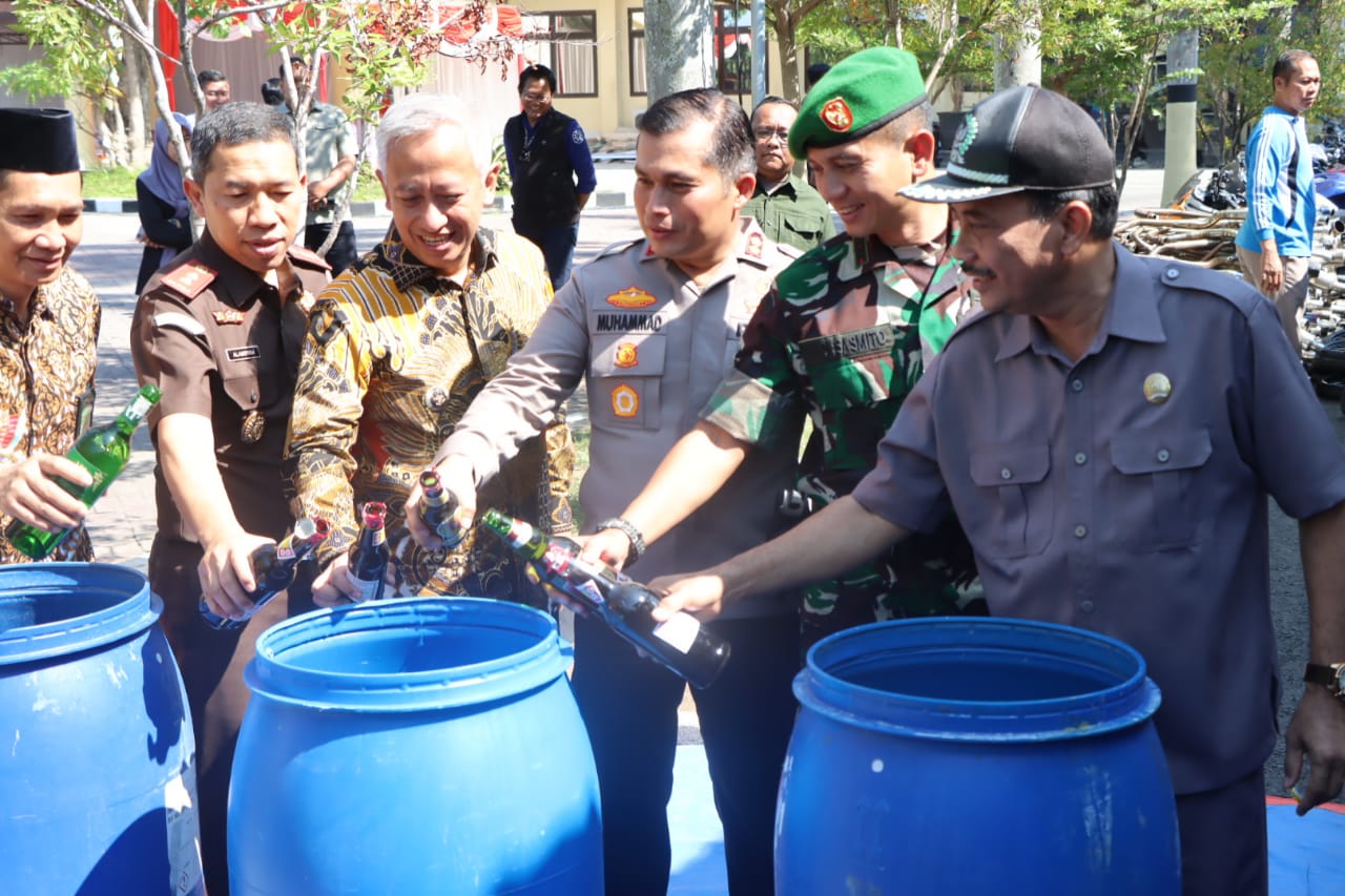 Jelang Pergantian Tahun 2023 Polres Nganjuk Musnahkan Barang Bukti Sitaan Narkoba, Miras dan Knalpot Brong