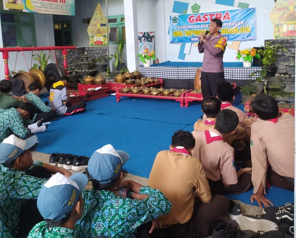Bhabinkamtibmas Polsek Nganjuk Kota Berikan Penyuluhan Tentang Etika Berkendara dan Disiplin di Sekolah