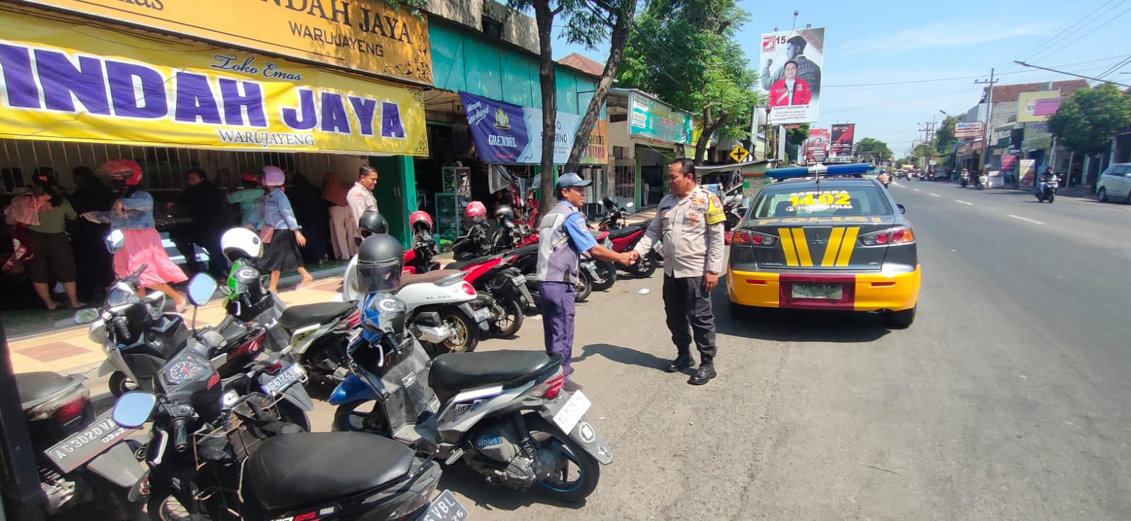 Cegah Curanmor, Patroli Polsek Warujayeng Beri Himbauan Petugas Parkir