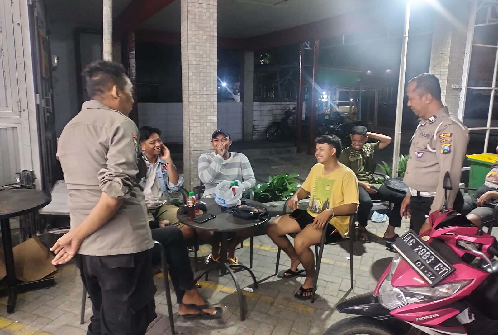 Patroli Blue Light Polsek Kertosono Berikan Himbauan Kamtibmas Pemuda Yang Nongkrong