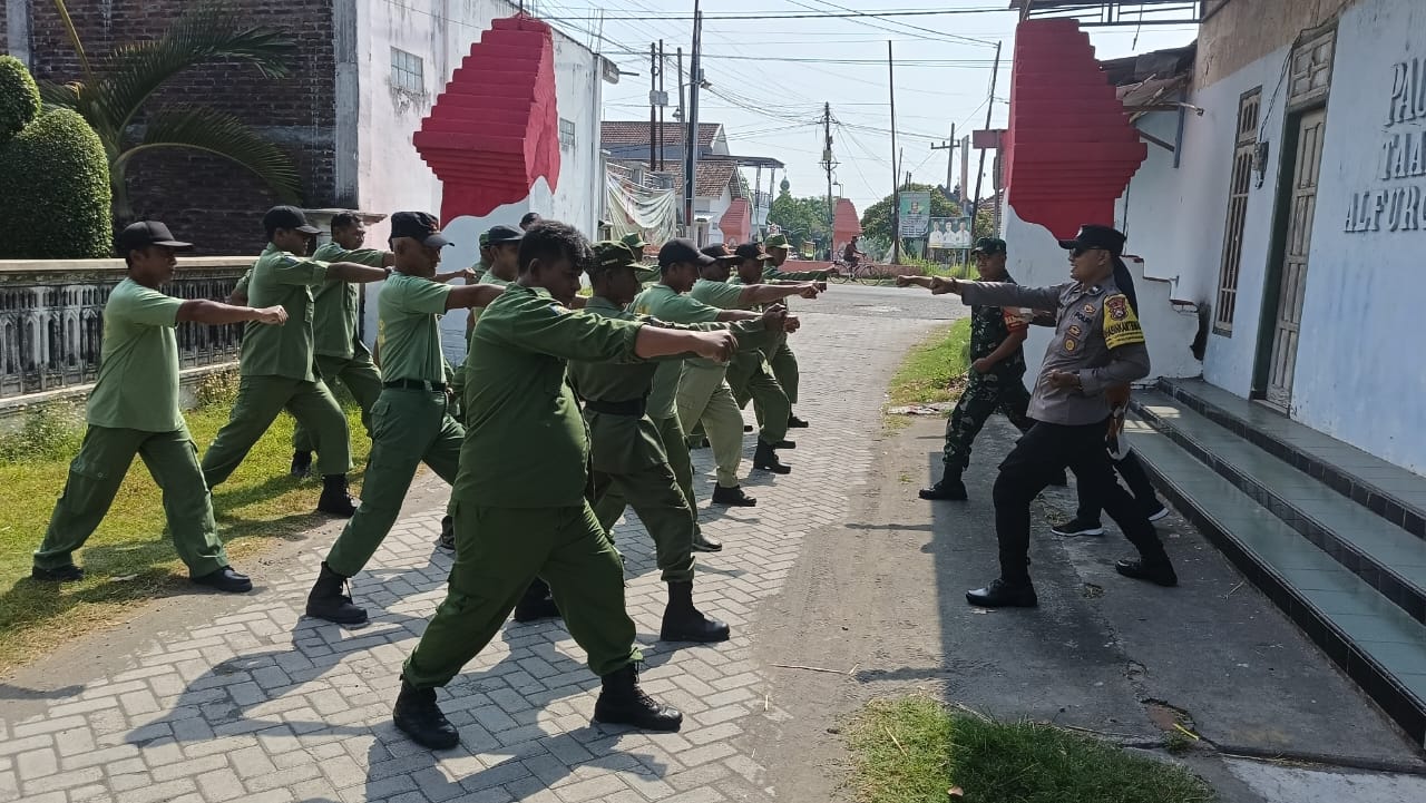 Tingkatkan Kapasitas, Bhabinkamtibmas Jogomerto Beri Pelatihan Linmas Desa Binaannya