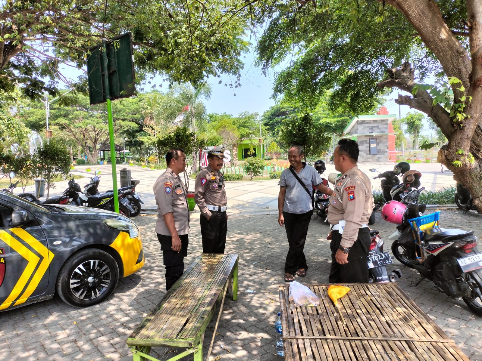 Patroli Dialogis Polsek Nganjuk Kota Beri Himbauan Warga Untuk Mewujudkan Pemilu Tahun 2024 Yang Aman dan Damai