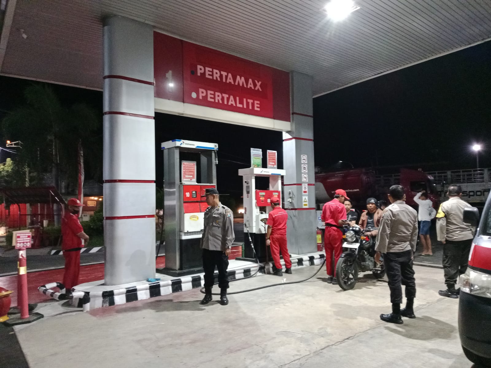 Antisipasi Kelangkaan BBM Jelang Akhir Tahun, Polsek Warujayeng Patroli SPBU