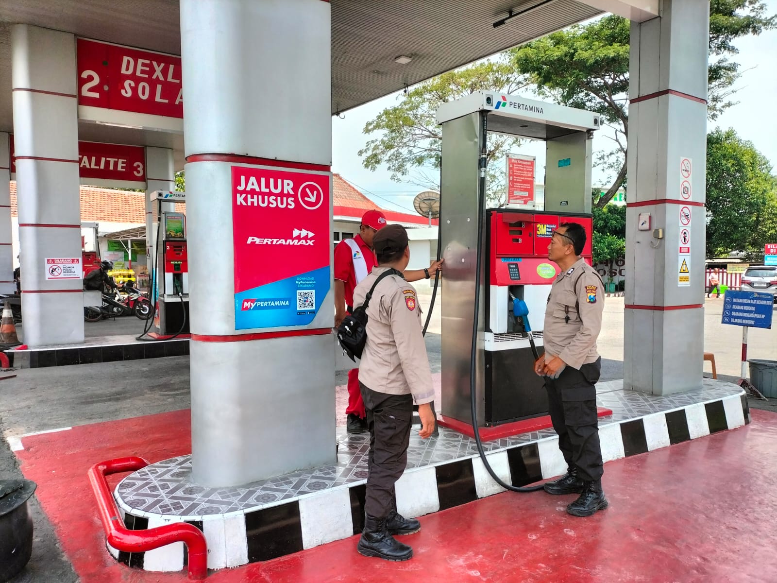 Cek Stok BBM, Patroli Samapta Sampaikan Himbauan Kamtibmas