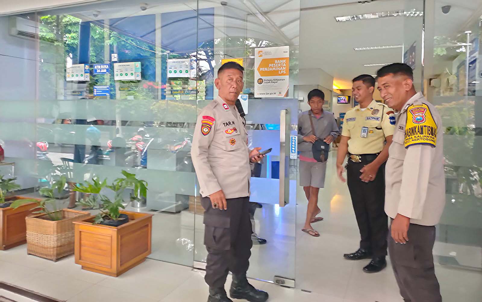 Polsek Kertosono Berikan Himbauan Kamtibmas saat Patroli Perbankan