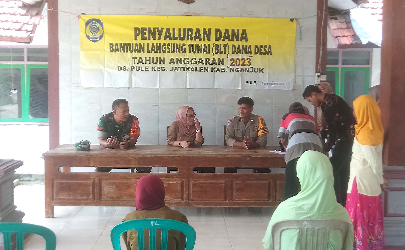 Hadiri Pembagian BLT DD, Bhabinkamtibmas Sampaikan Pesan-pesan Kamtibmas