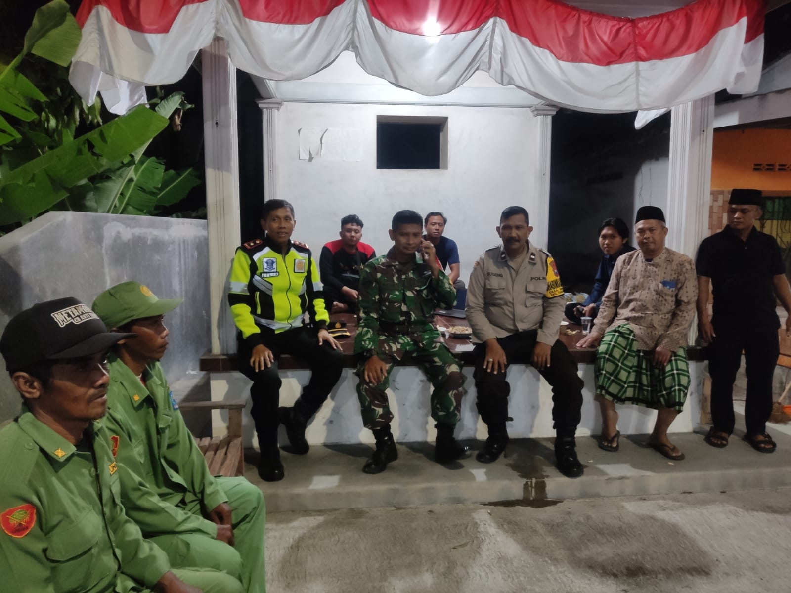 Pastikan Kondusif, Kapolsek Warujayeng Pantau Malam Pergantian Tahun di Wilayahnya