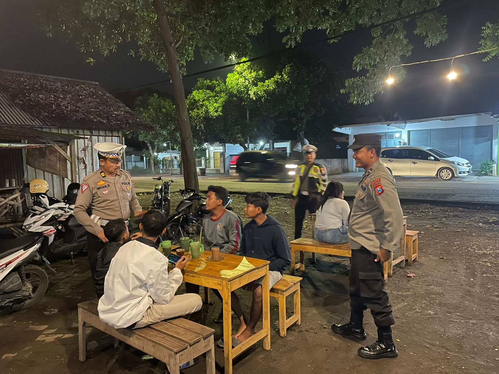 Malam Minggu, Polsek Warujayeng Gelar Patroli Dialogis dengan Pengunjung Warung Kopi