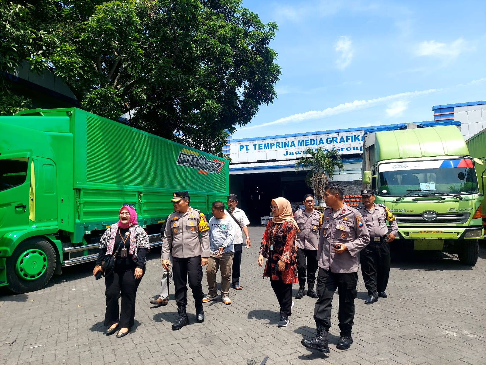 Kapolres Nganjuk Lakukan Cek Kesiapan Anggota Pengamanan Produksi Surat Suara di PT. Temprina