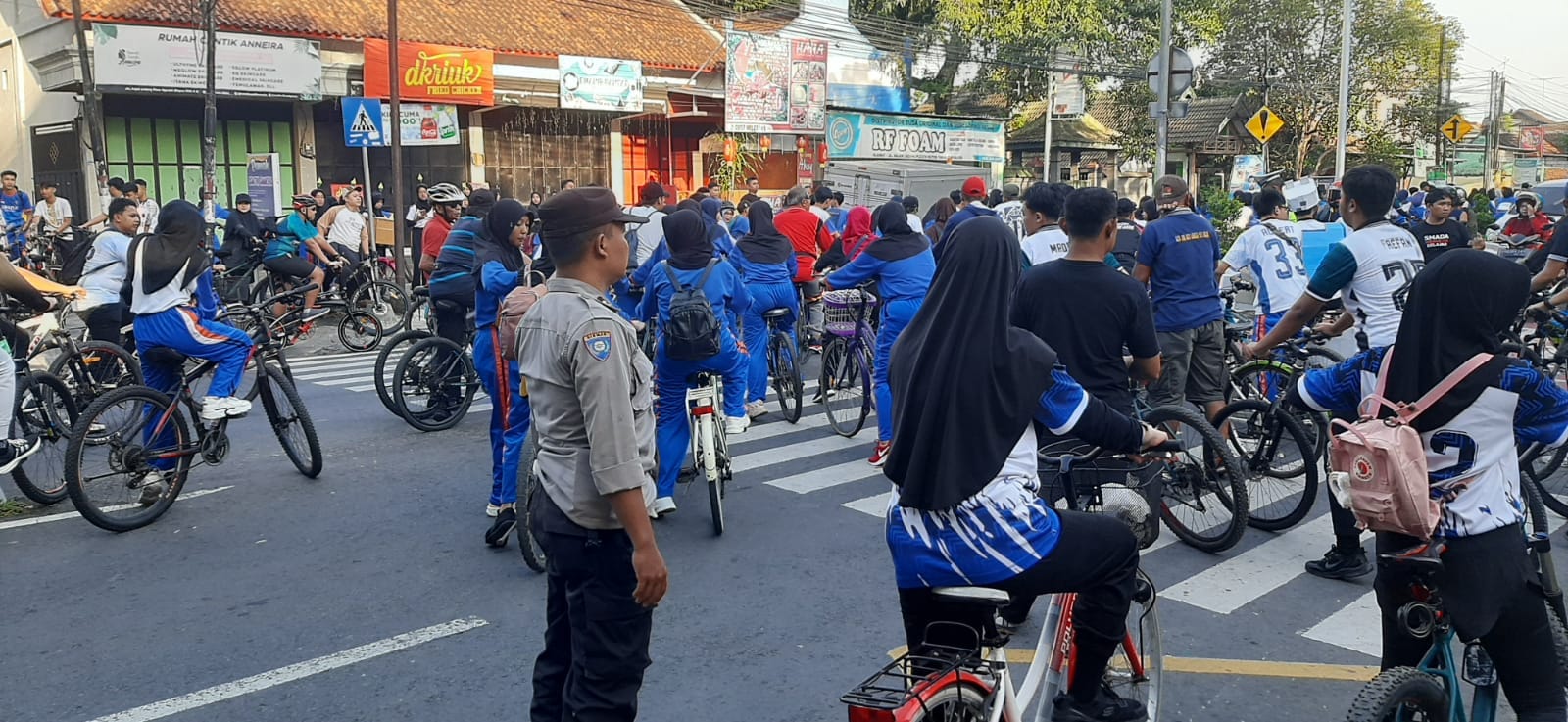 Polsek Nganjuk Kota Amankan Giat Sepeda Santai HUT SMA Negeri 2 Nganjuk