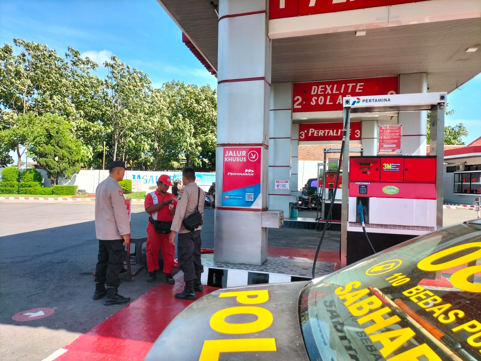 Cek Stok BBM, Patroli Samapta Sampaikan Himbauan Kamtibmas