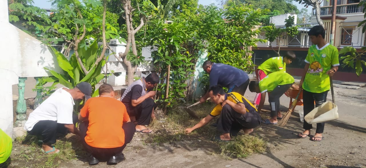 Bhabinkamtibmas Polsek  Nganjuk Kota Gelar Kerja Bakti Lingkungan