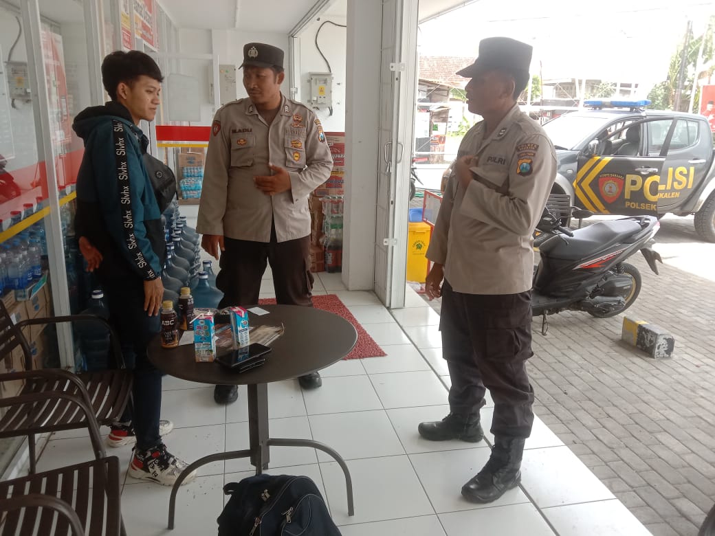 Polsek Jatikalen Patroli dialogis dengan Pengunjung Indomaret