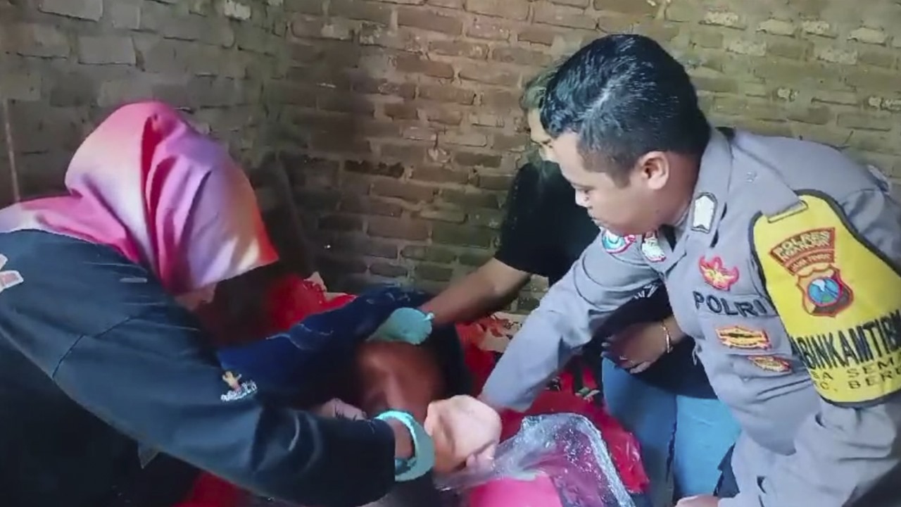 Bhabinkamtibmas Bripka Fitra, Pemdes Semare dan Relawan SGM Bersinergi dalam Bakti Sosial, Bantu Mbah Iksan yang Menderita Stroke