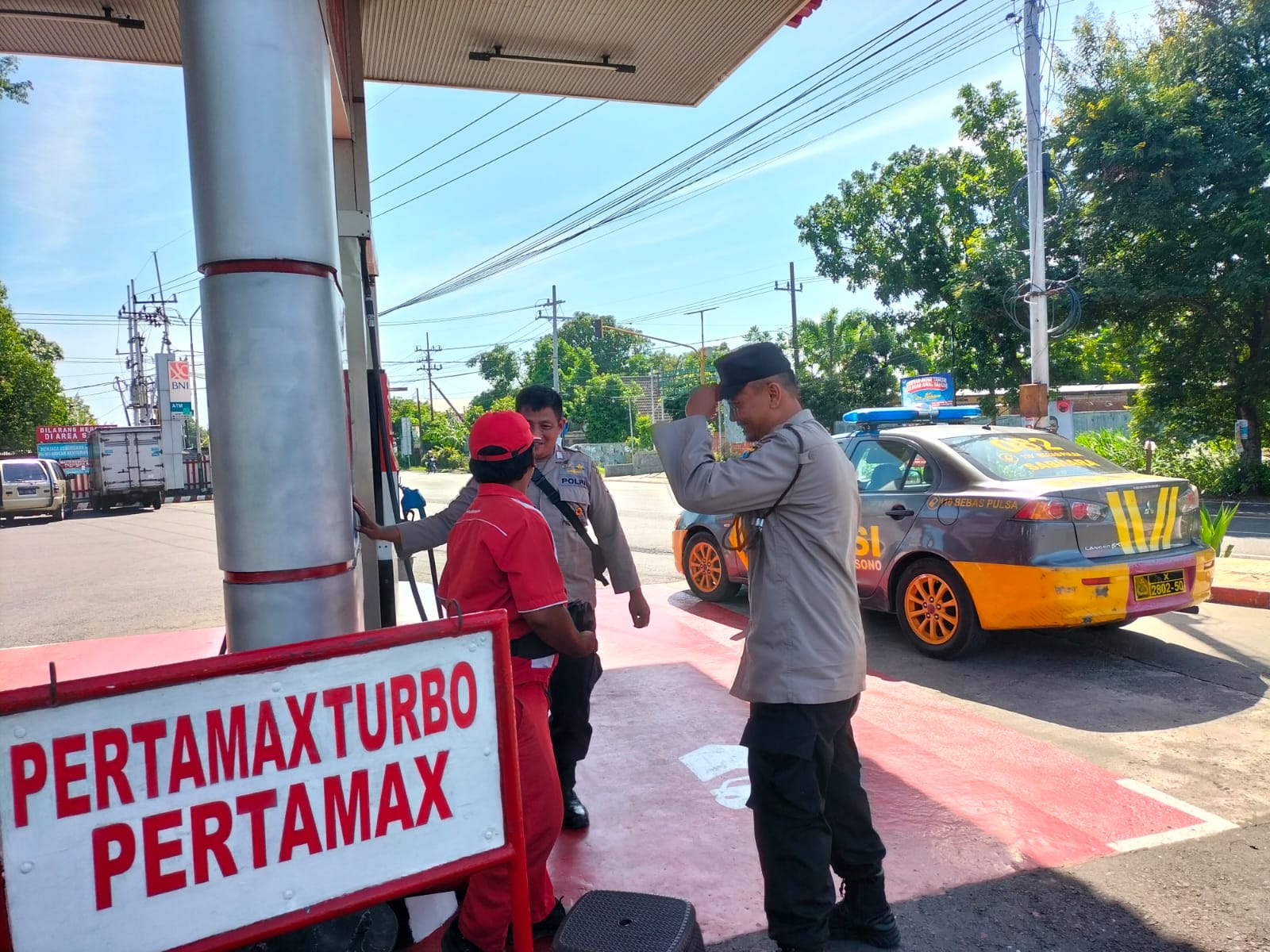 Cek Stok BBM, Patroli Samapta Sampaikan Himbauan Kamtibmas