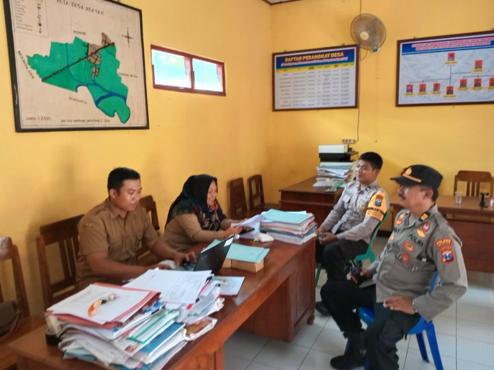 Jelang Pemilu 2024, Kanit Samapta dan Bhabinkamtibmas Polsek Jatikalen Sambangi Perangkat Desa