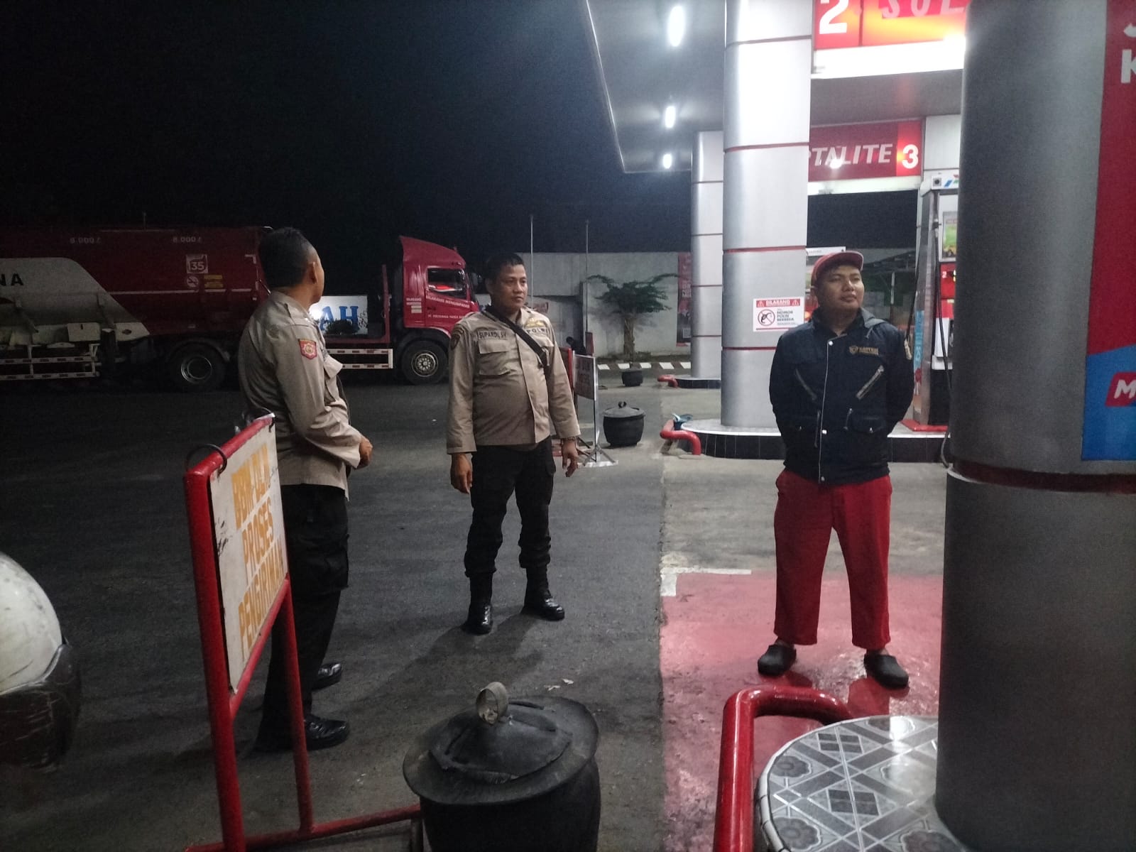 Cek Stok BBM, Patroli Samapta Sampaikan Himbauan Kamtibmas