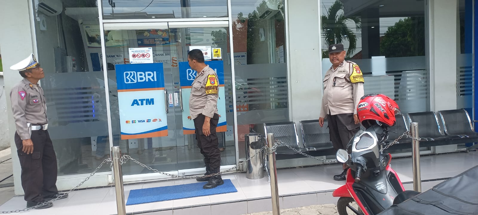 Beri Kenyamanan Nasabah, Patroli Polsek Warujayeng Sambangi Kantor Perbankan