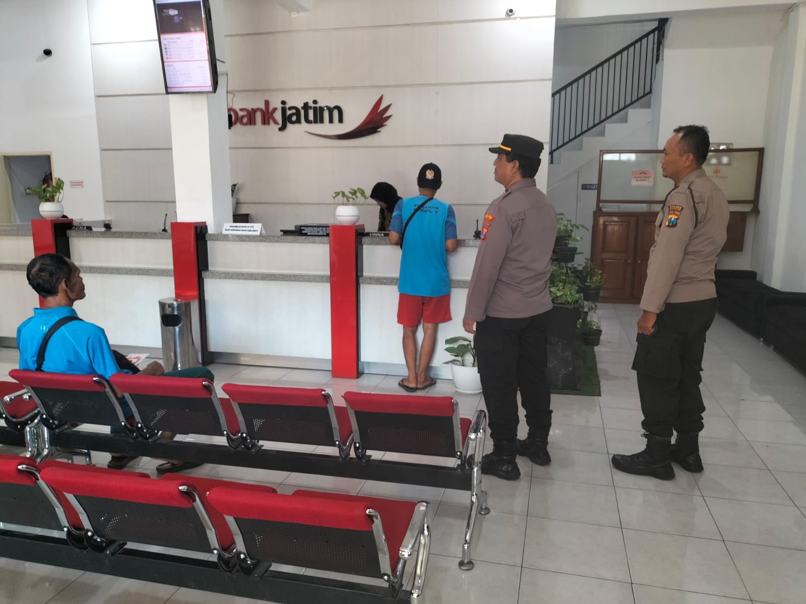 Polsek Kertosono Berikan Himbauan Kamtibmas saat Patroli Perbankan