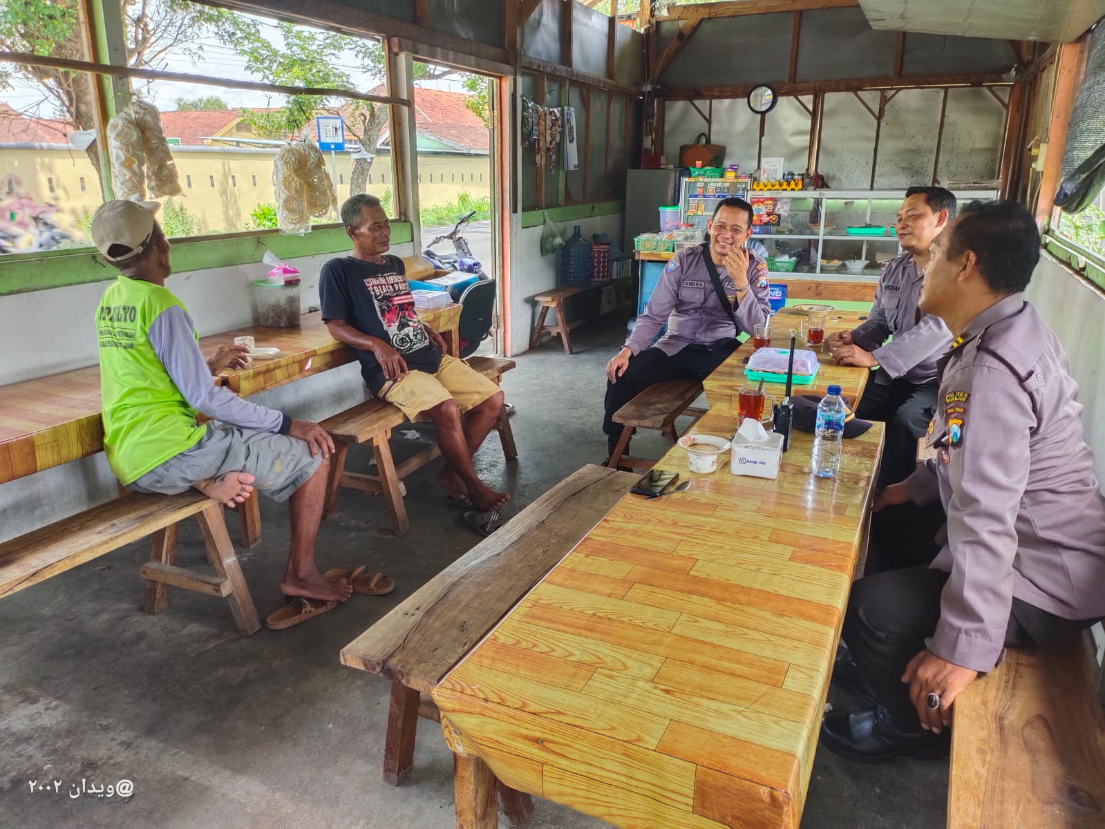 Polisi Warujayeng Cangkrukan Bersama Warga di Warung Kopi