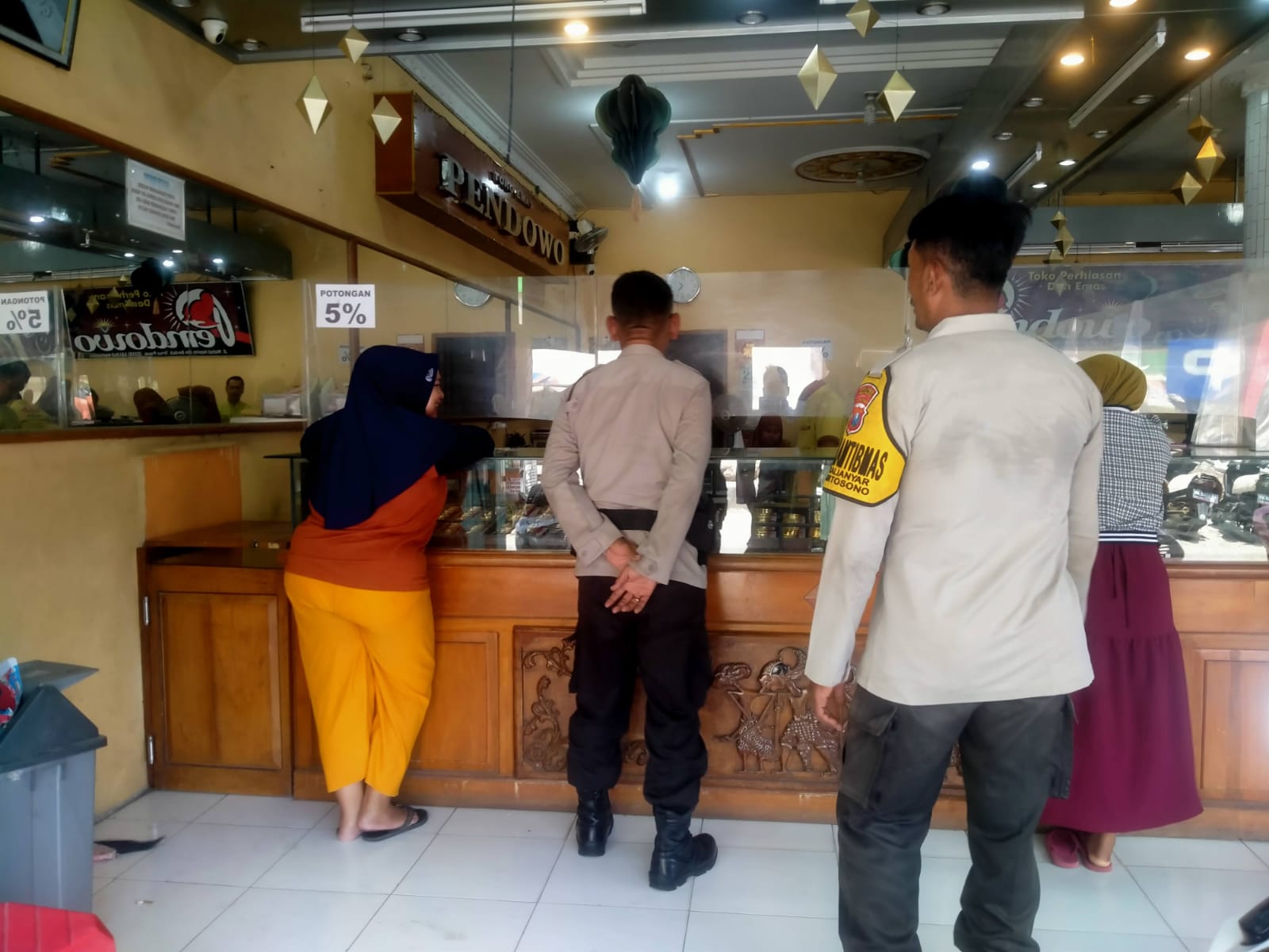 Personil Polsek Kertosono Berikan Himbauan Kamtibmas Saat Patroli Toko Emas