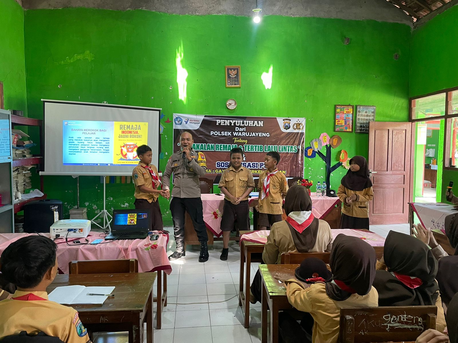 Polsek Warujayeng Sosialisasikan Etika Tertib Lalu lintas di SDN 5 Warujayeng