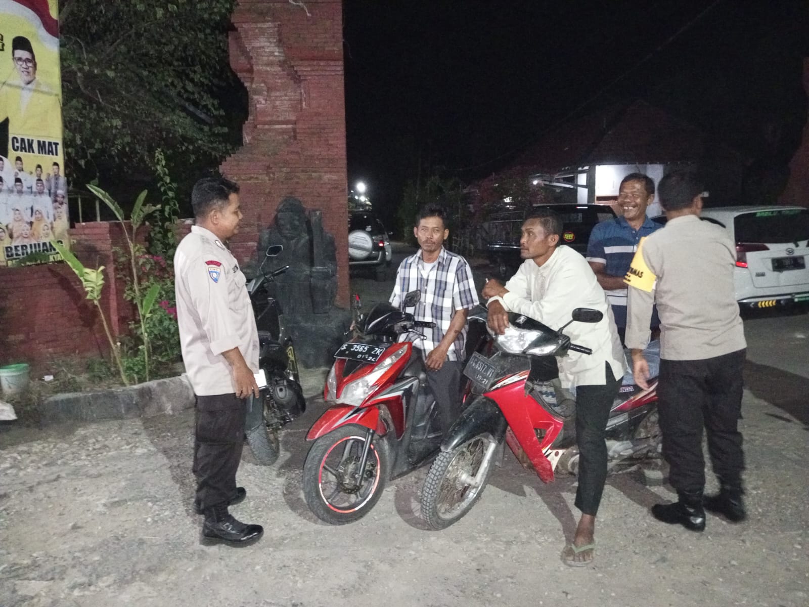 Patroli Rutin Pada Malam Hari, Anggota Polsek Jatikalen Berikan Himbauan Kamtibmas kepada Warga