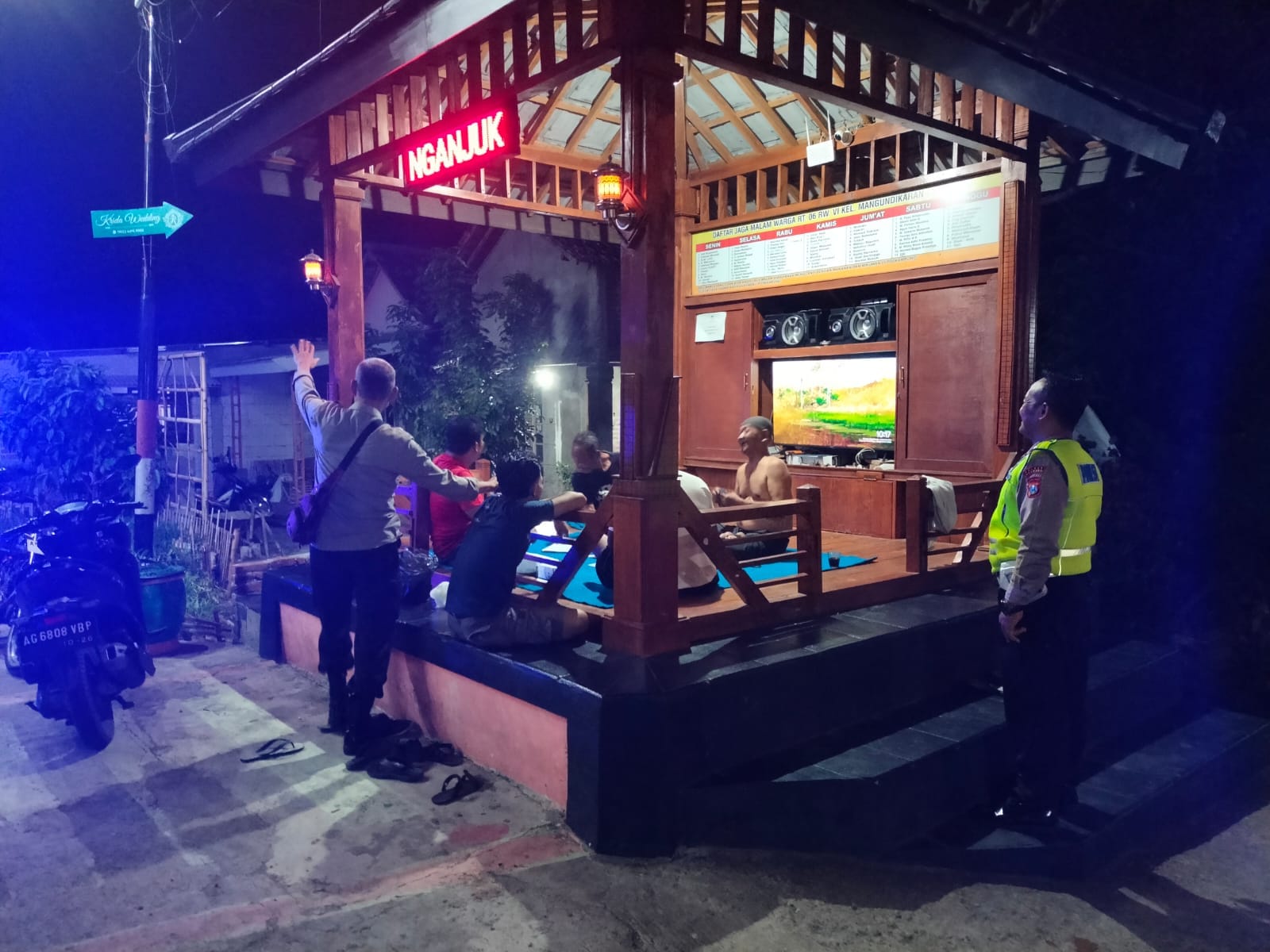 Patroli Polsek Nganjuk Kota Himbau Warga Wujudkan Pemilu 2024 Aman dan Damai