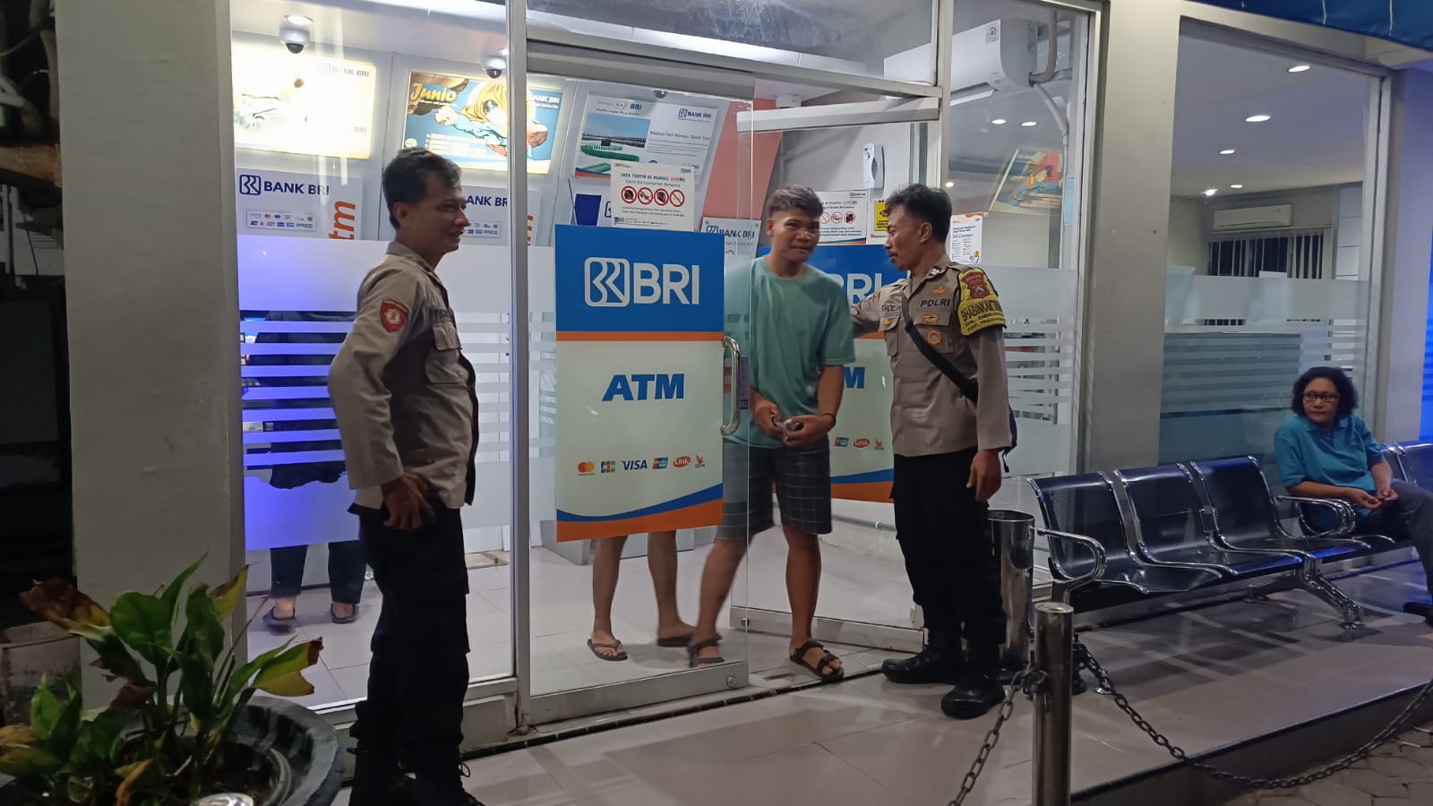 Patroli Perbankan, Personel Polsek Warujayeng Himbau Pengunjung Selalu Waspada