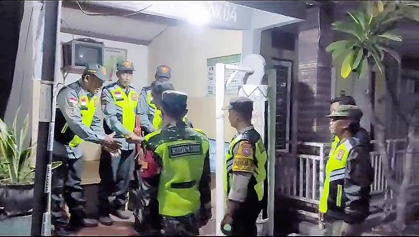 Jelang Pemilu, Bhabinkamtibmas Polsek Nganjuk Kota Bersama 3 Pilar Gelar Patroli Satkamling