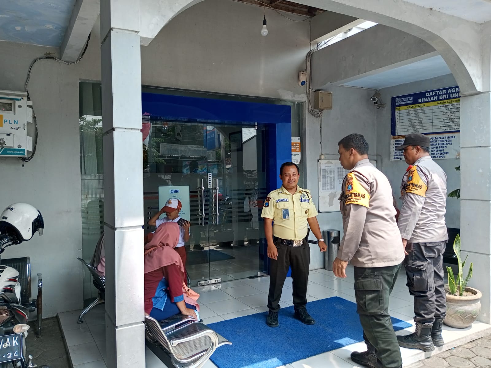 Patroli Polsek Jatikalen Sambangi Bank BRI Unit ; Cegah Kriminalitas