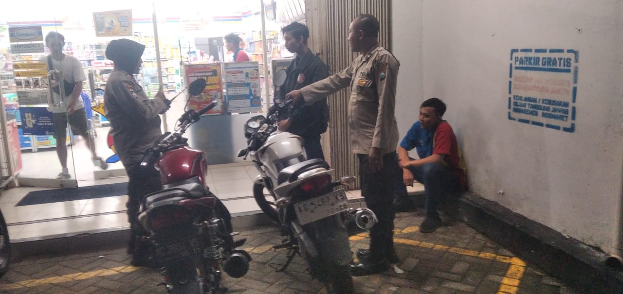 Antisipasi Curanmor anggota Polsek Kertosono Berikan Himbauan Kamtibmas saat Patroli Toko Swalayan