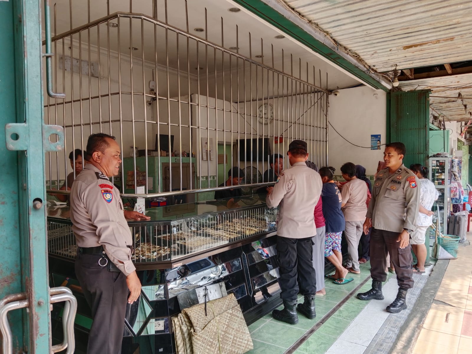 Antisipasi Aksi Kejahatan, Polsek Warujayeng Patroli Pertokoan Emas di Pasar Warujayeng