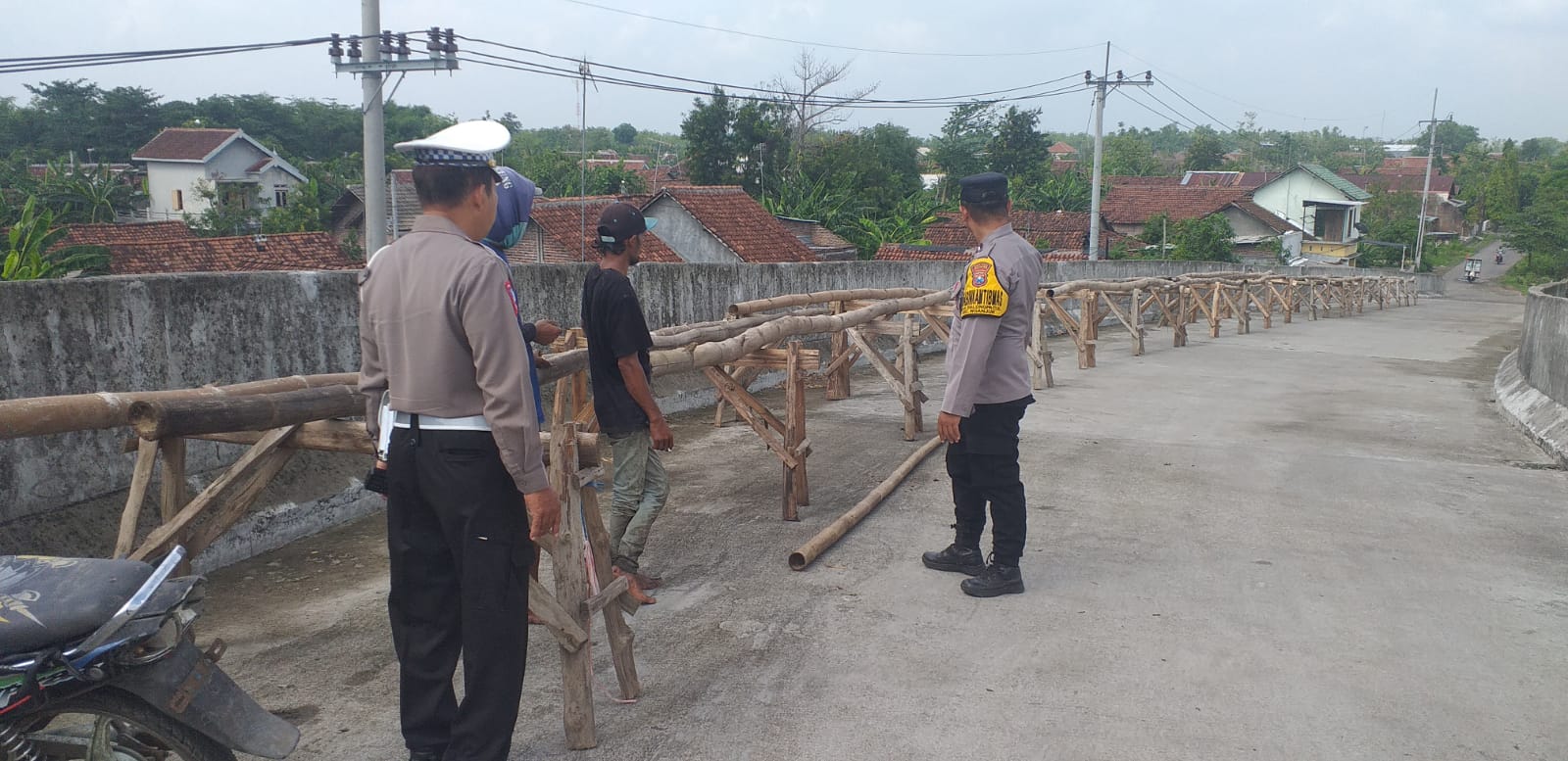 Patroli Polsek Nganjuk Kota Berikan Himbauan Kepada Warga Agar Tidak Menjemur Hasil Panen di Jalan