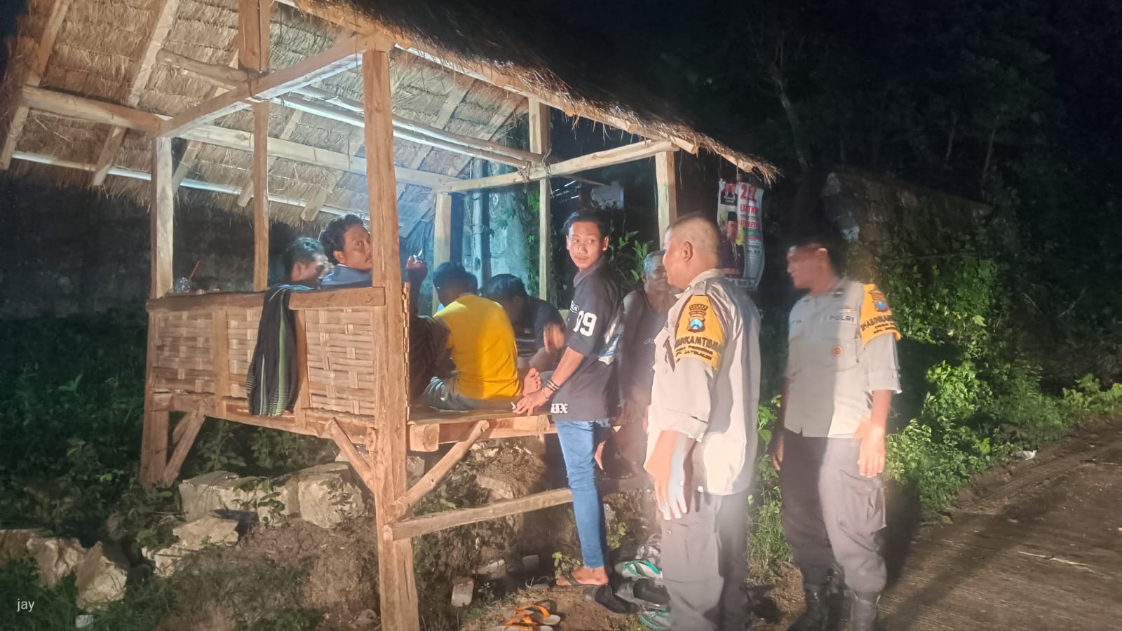 Patroli Malam Hari, Polsek Jatikalen Berikan Himbauan Kepada Pemuda