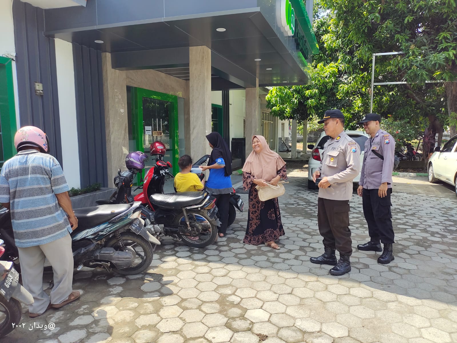 Patroli Polsek Warujayeng Sambangi Kantor Pegadaian