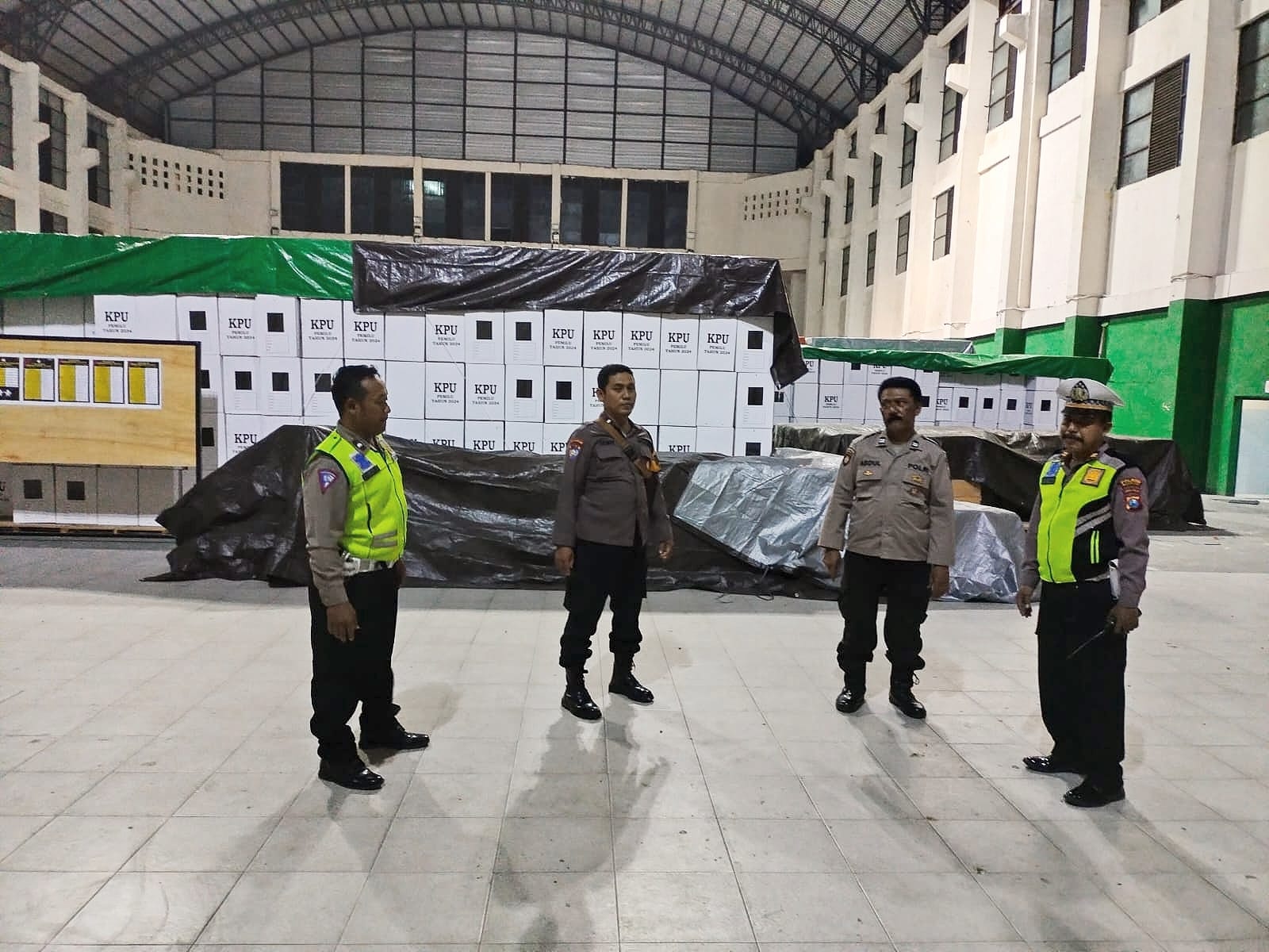 Regu Siaga Polsek Nganjuk Kota Melaksanakan Patroli Gudang Logistik Pemilu Dalam Rangka Operasi Mantap Brata Semeru