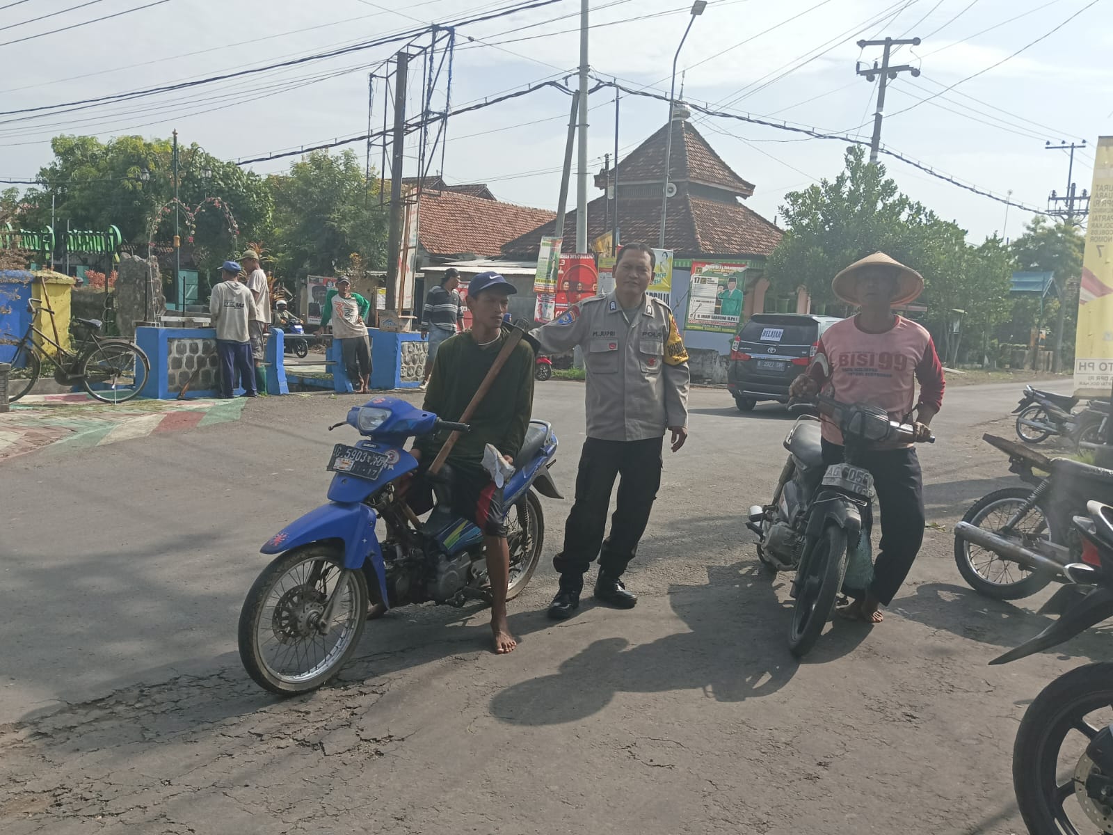 Bhabinkamtibmas Desa Juwono Himbau Warga Waspada Curanmor saat Memarkir Kendaraan di Sawah