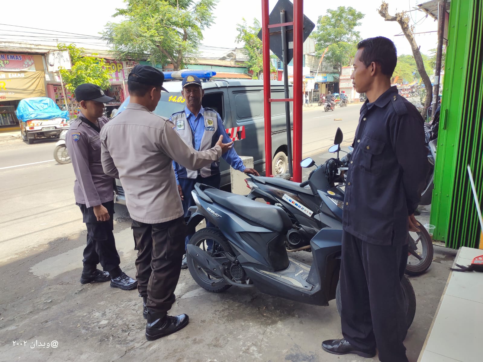 Antisipasi Curanmor, Patroli Polsek Warujayeng Himbau Petugas Parkir Selalu Waspada