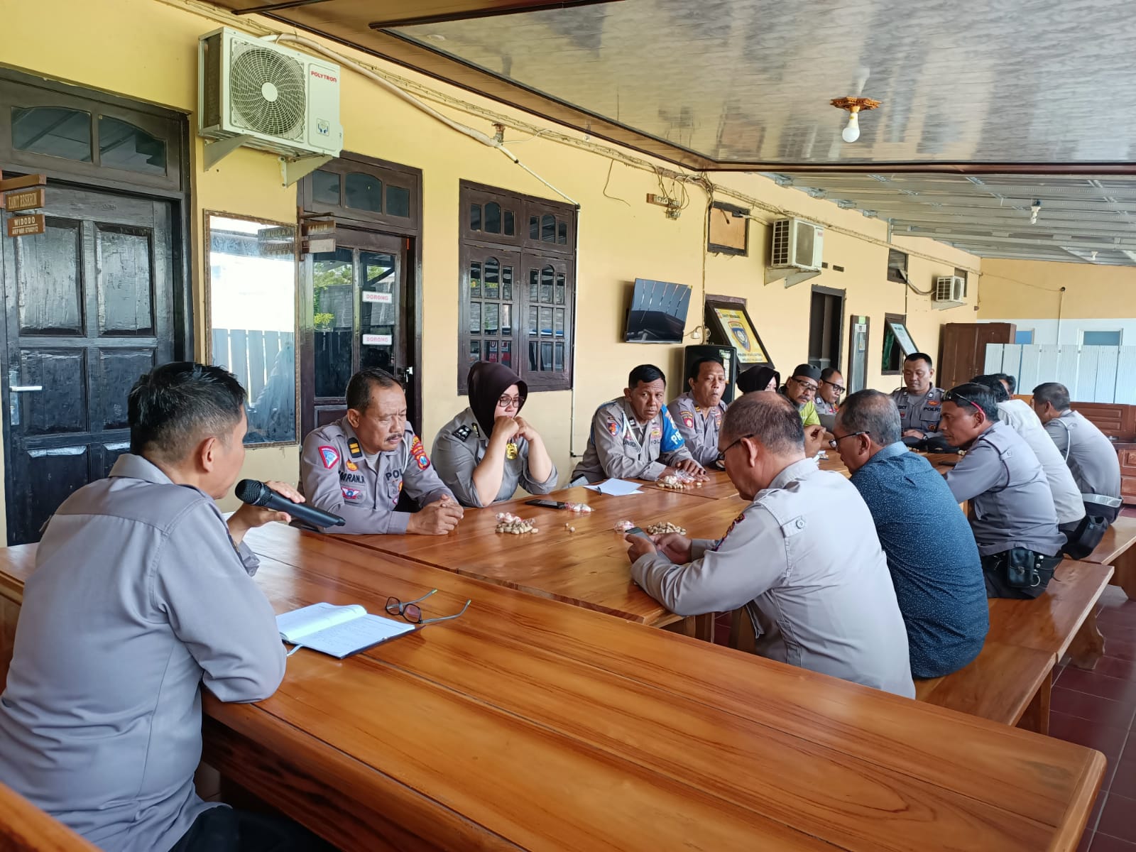 Kapolsek Warujayeng Tekankan Anggotanya Komitmen Jaga Netralitas Pemilu