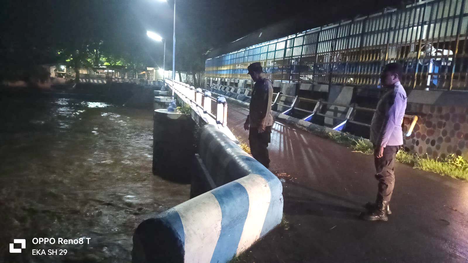 Usai Hujan Lebat, Patroli Polsek Warujayeng Pantau Debit Air Bendungan Badug