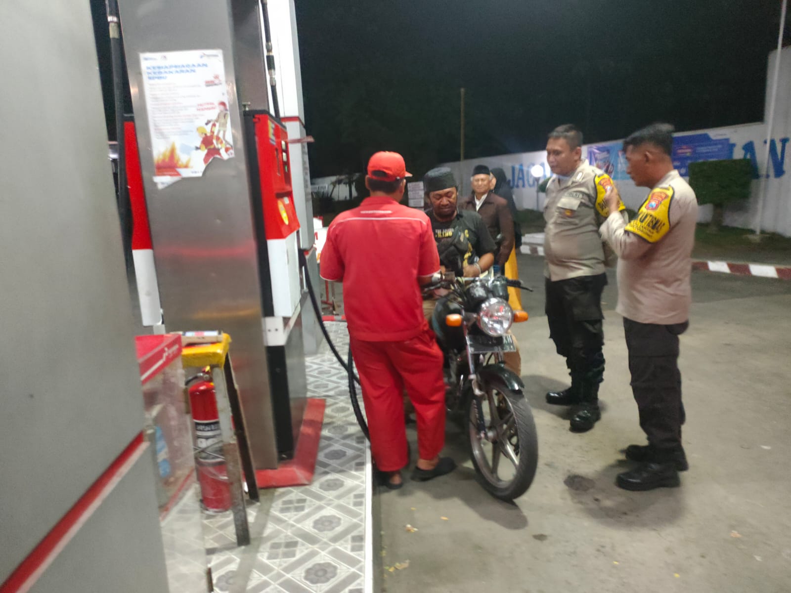 Cek Stok BBM, Patroli Samapta Sampaikan Himbauan Kamtibmas