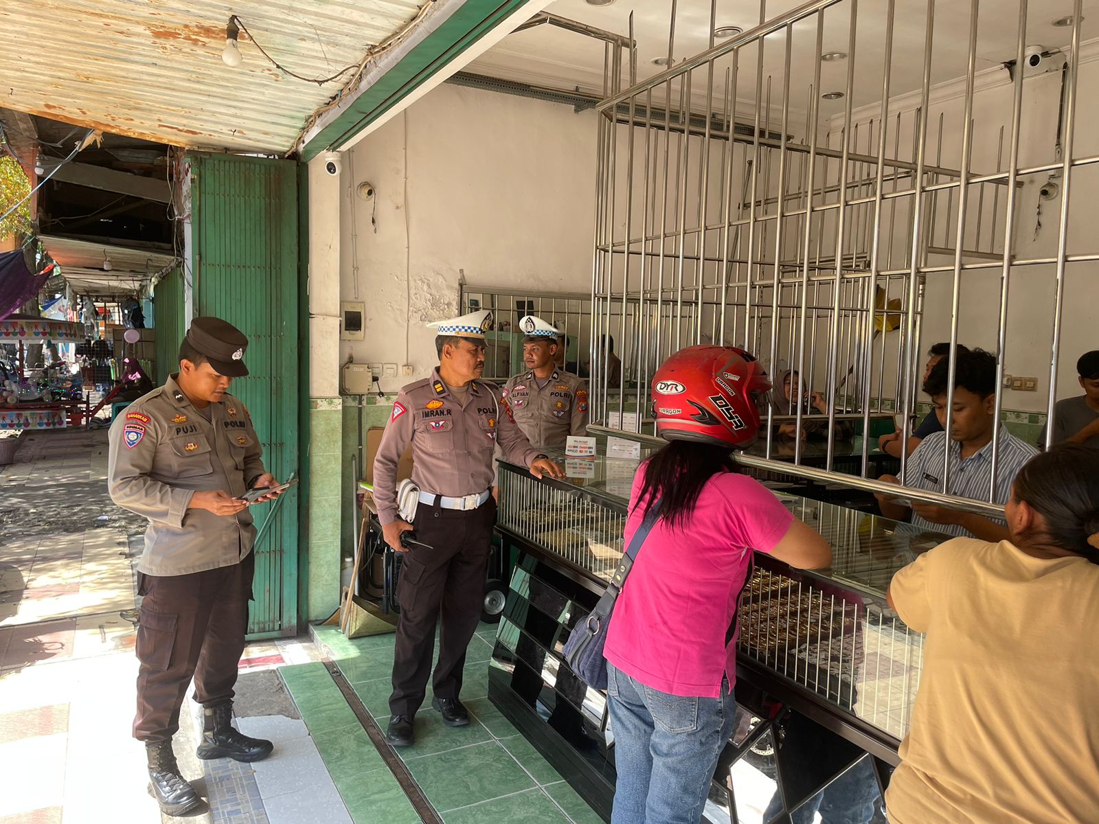 Patroli Toko Emas, Anggota Polsek Warujayeng Beri Himbauan Kamtibmas