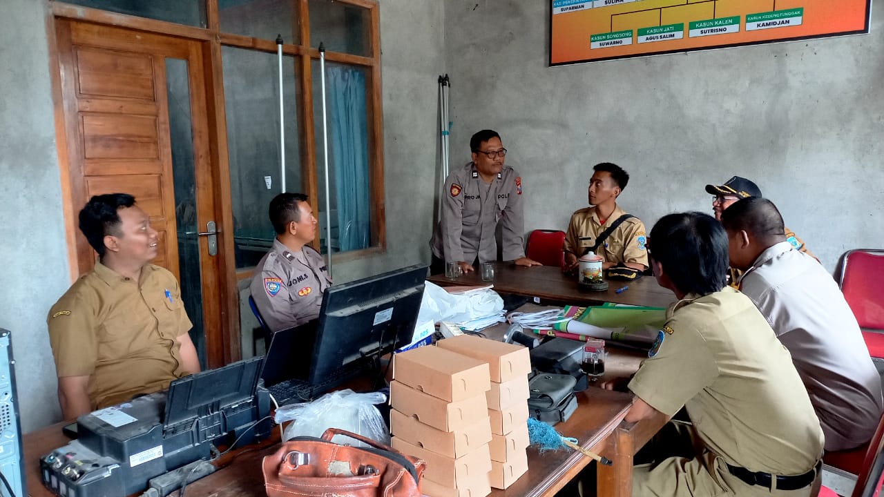 Jaga Sinergritas Polri Dengan Perangkat Desa, Kanit binmas Aipda Joni Suhendro Lakukan Sambang Ke Kantor Desa