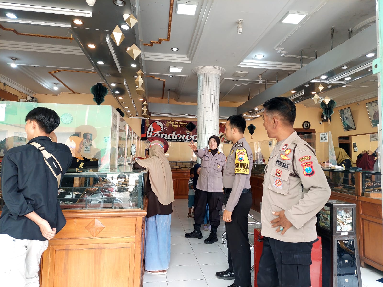 Personil Polsek Kertosono Berikan Himbauan Kamtibmas Saat Patroli Toko Emas