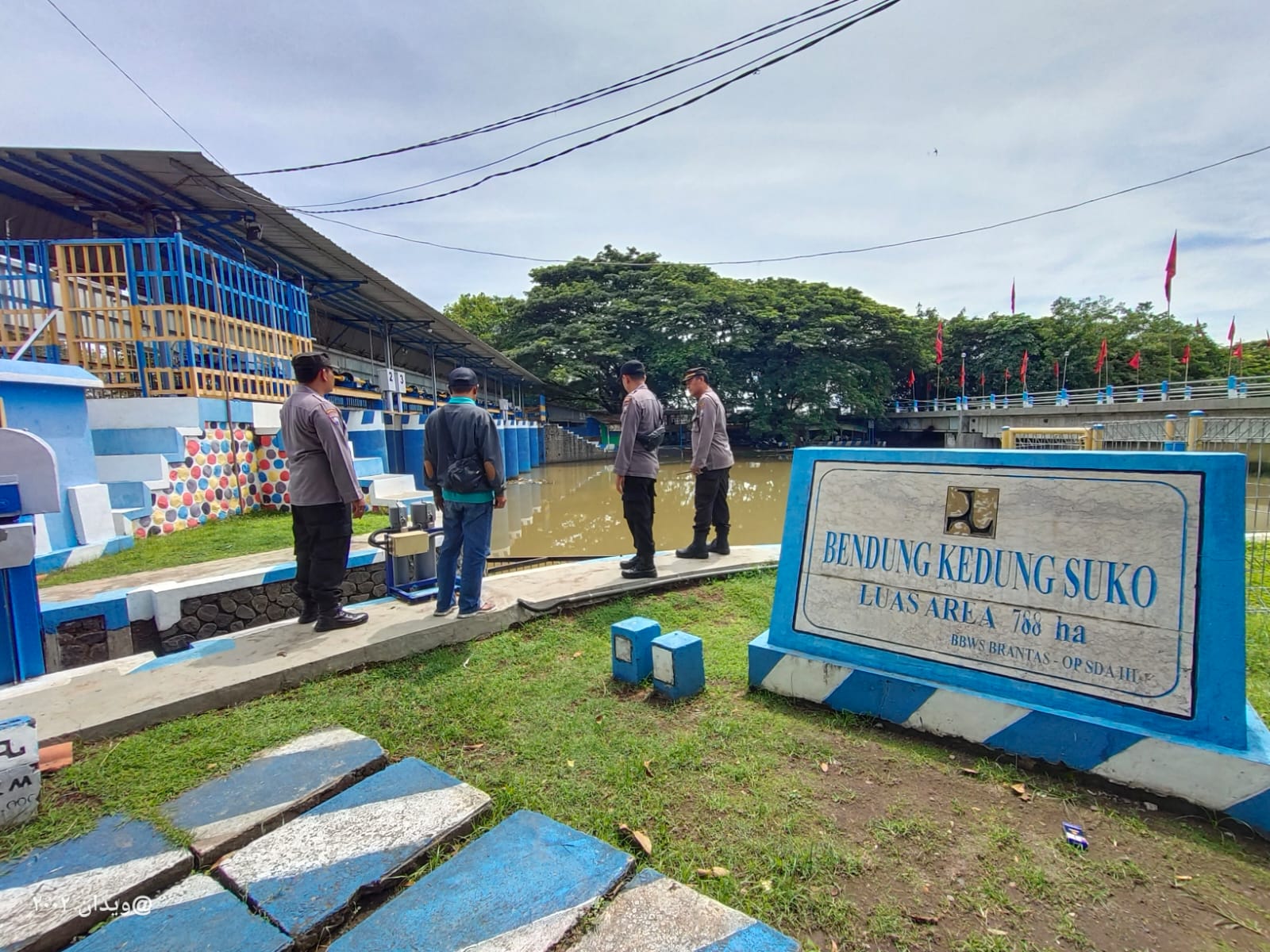 Masuki Musim Penghujan, Polsek Warujayeng Koordinasi dengan Penjaga Bendungan Badug